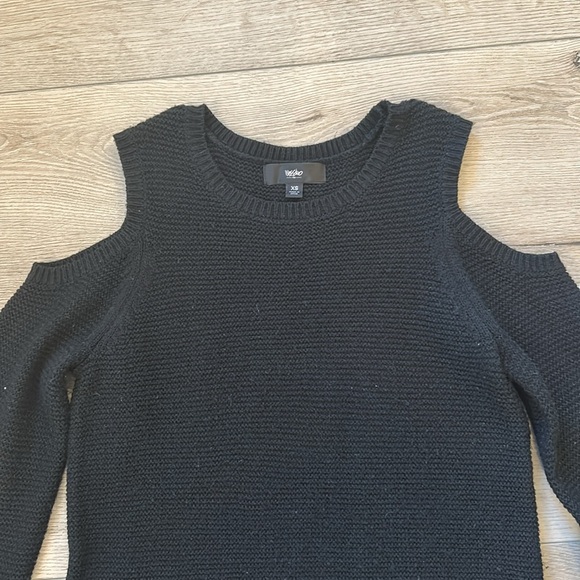 Women’s Sweater With Shoulder Cutouts - Picture 2 of 5